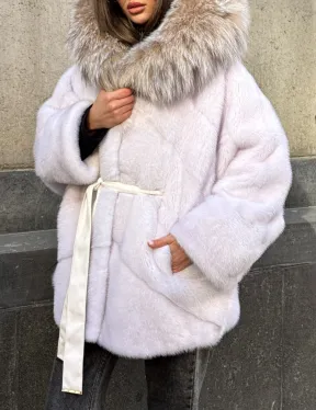 Белая норковая шуба-кимоно с капюшоном из отделки рыси