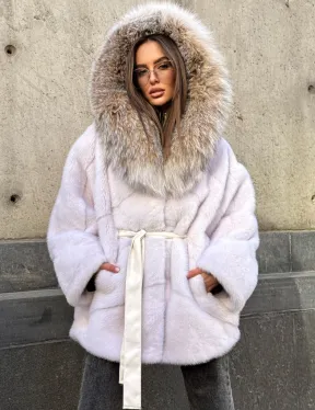 Белая норковая шуба-кимоно с капюшоном из отделки рыси