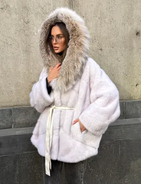 Белая норковая шуба-кимоно с капюшоном из отделки рыси