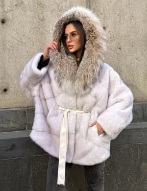 Белая норковая шуба-кимоно с капюшоном из отделки рыси