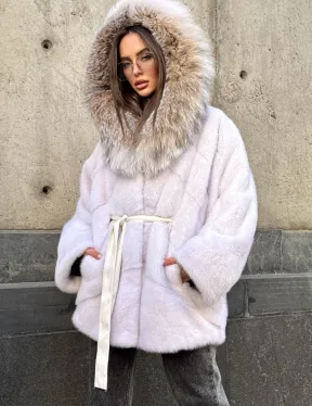 Белая норковая шуба-кимоно с капюшоном из отделки рыси