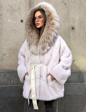 Белая норковая шуба-кимоно с капюшоном из отделки рыси
