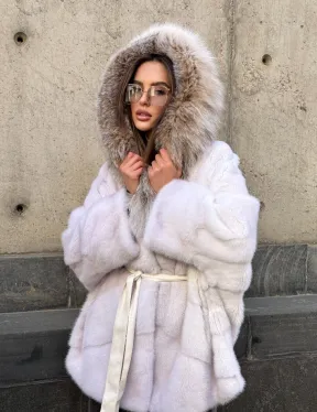 Белая норковая шуба-кимоно с капюшоном из отделки рыси