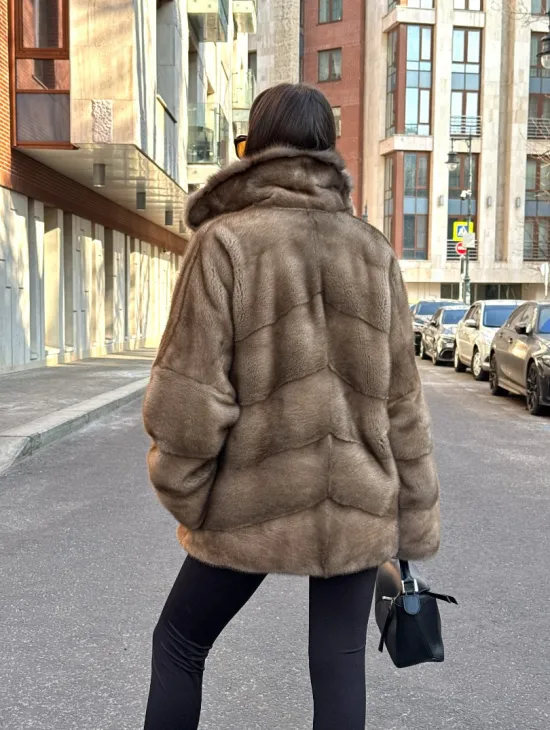 Норковый полушубок в натуральном цвете пастель с английским воротником из куницы