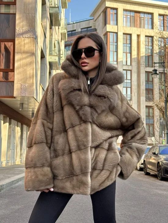 Норковый полушубок в натуральном цвете пастель с английским воротником из куницы