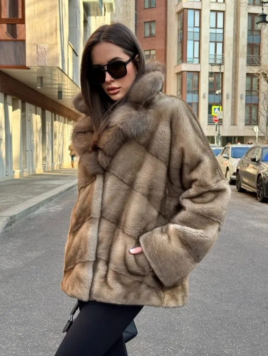 Норковый полушубок в натуральном цвете пастель с английским воротником из куницы