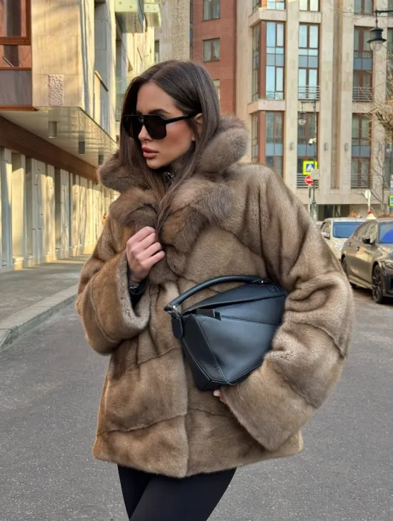 Норковый полушубок в натуральном цвете пастель с английским воротником из куницы