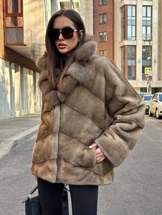 Норковый полушубок в натуральном цвете пастель с английским воротником из куницы