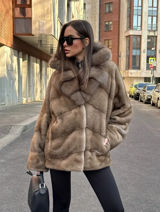 Норковый полушубок в натуральном цвете пастель с английским воротником из куницы