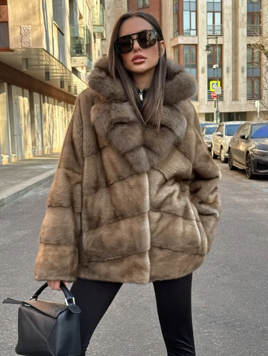 Норковый полушубок в натуральном цвете пастель с английским воротником из куницы