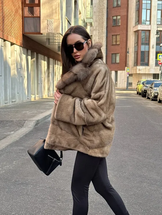 Норковый полушубок в натуральном цвете пастель с английским воротником из куницы