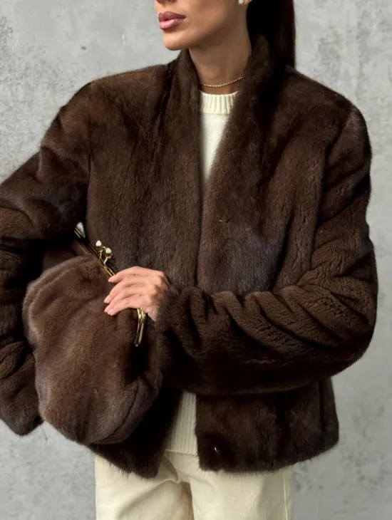 Меховой кроп - жакет из норки цвета соболь с V-образным воротником