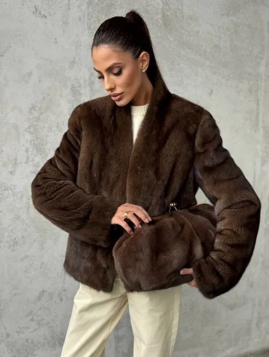 Меховой кроп - жакет из норки цвета соболь с V-образным воротником