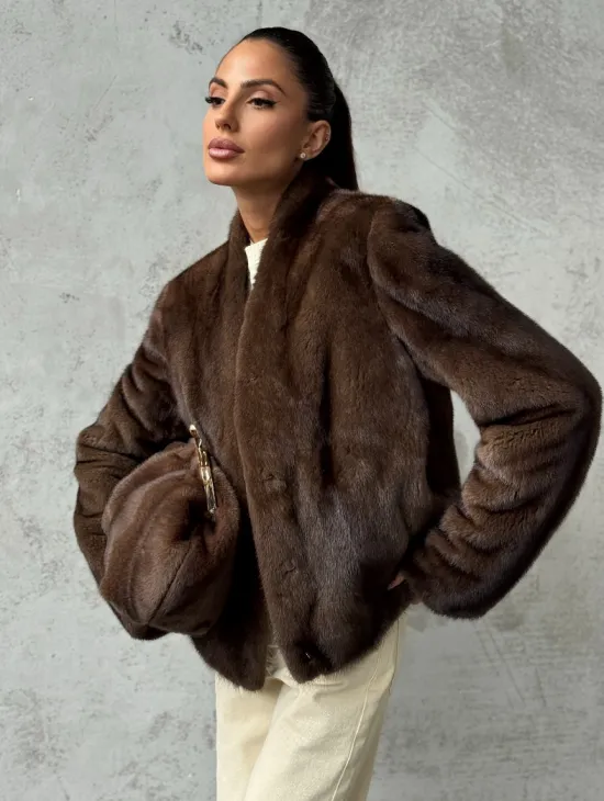 Меховой кроп - жакет из норки цвета соболь с V-образным воротником