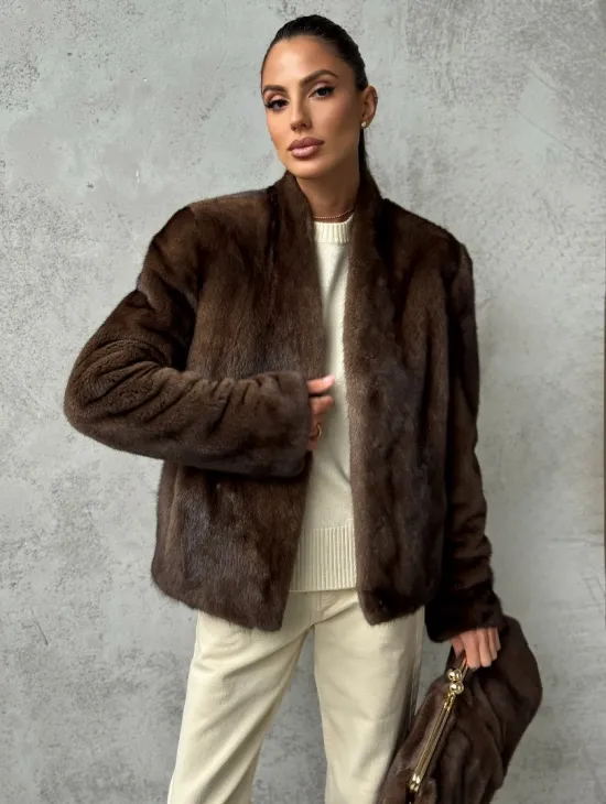 Меховой кроп - жакет из норки цвета соболь с V-образным воротником