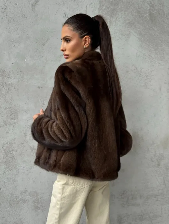 Меховой кроп - жакет из норки цвета соболь с V-образным воротником