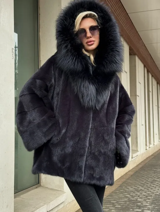 Полушубок норковый автоледи с отделкой из чернобурки на капюшоне