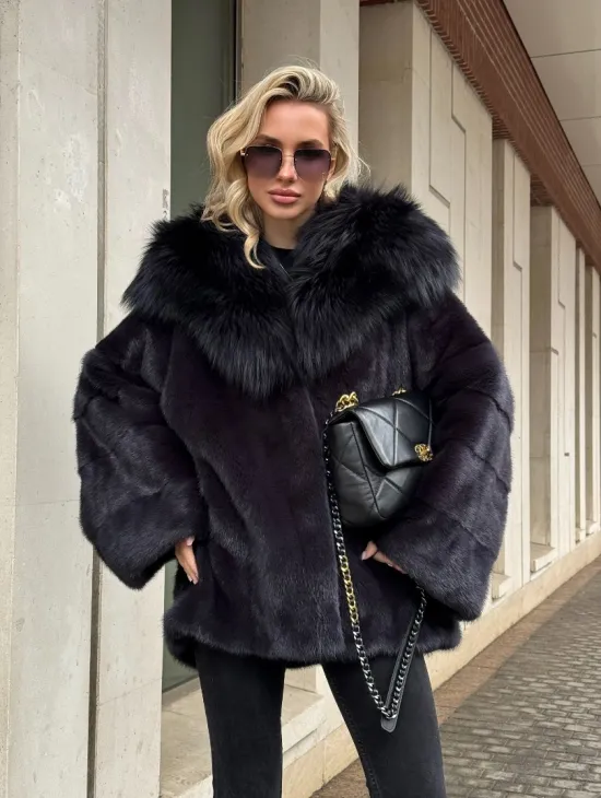 Полушубок норковый автоледи с отделкой из чернобурки на капюшоне