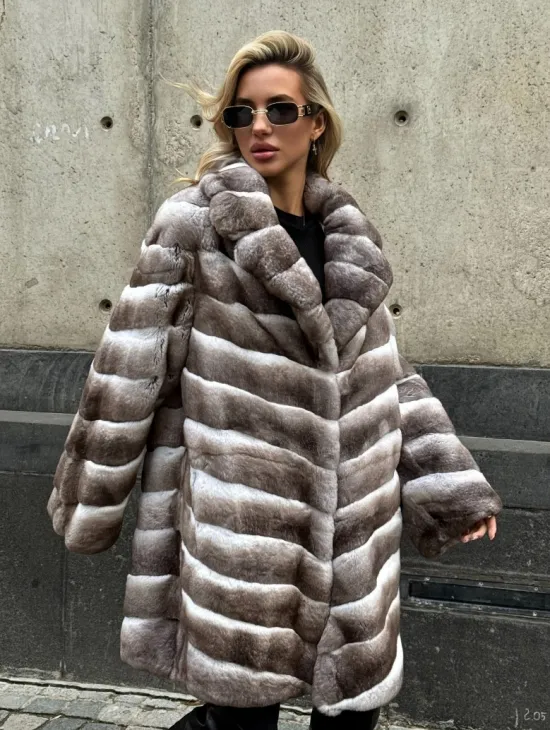 Женская серая шуба из элитного шиншиллового кролика (рекса) с английским воротником