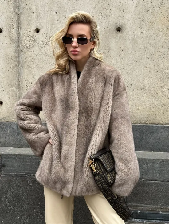 Женское короткое полупальто из меха норки с V-образным воротником