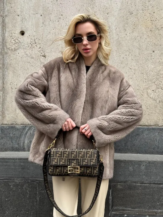 Женское короткое полупальто из меха норки с V-образным воротником