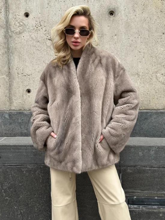 Женское короткое полупальто из меха норки с V-образным воротником