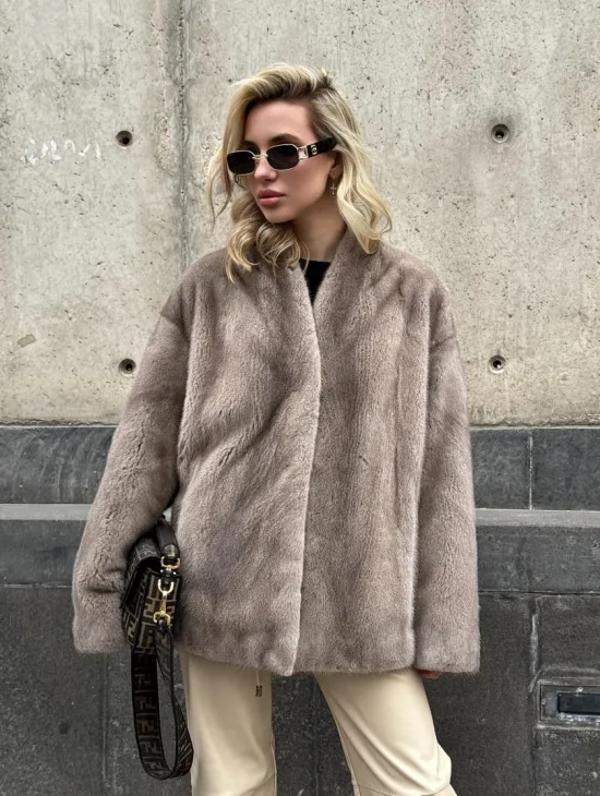 Женское короткое полупальто из меха норки с V-образным воротником