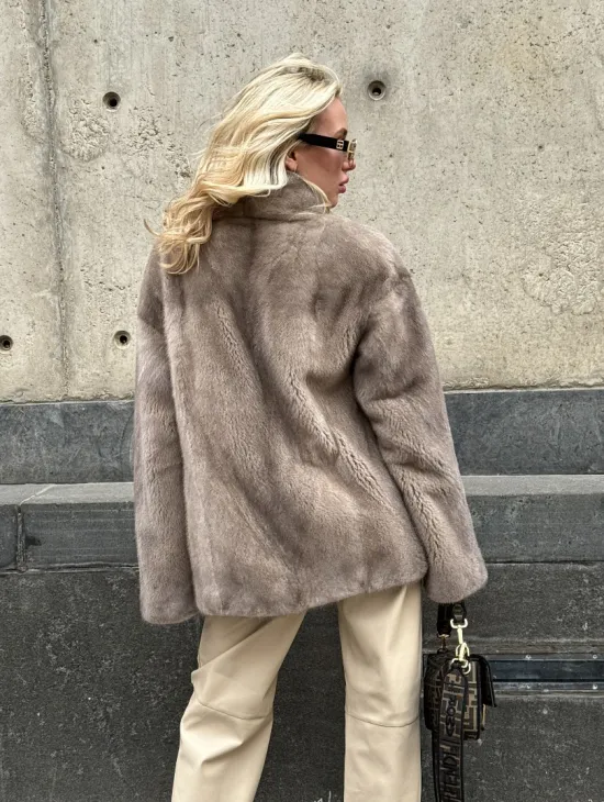 Женское короткое полупальто из меха норки с V-образным воротником