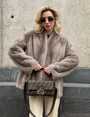 Женское короткое полупальто из меха норки с V-образным воротником