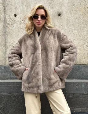 Женское короткое полупальто из меха норки с V-образным воротником