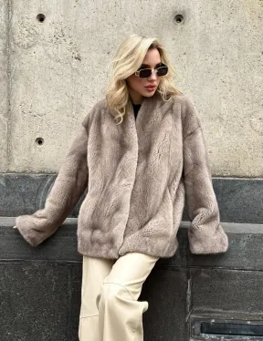 Женское короткое полупальто из меха норки с V-образным воротником