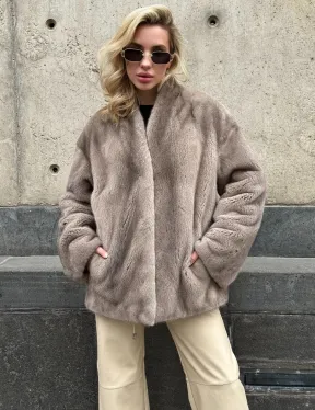 Женское короткое полупальто из меха норки с V-образным воротником