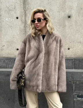 Женское короткое полупальто из меха норки с V-образным воротником