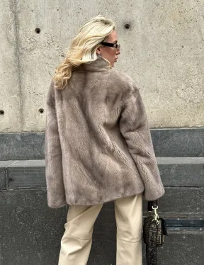 Женское короткое полупальто из меха норки с V-образным воротником