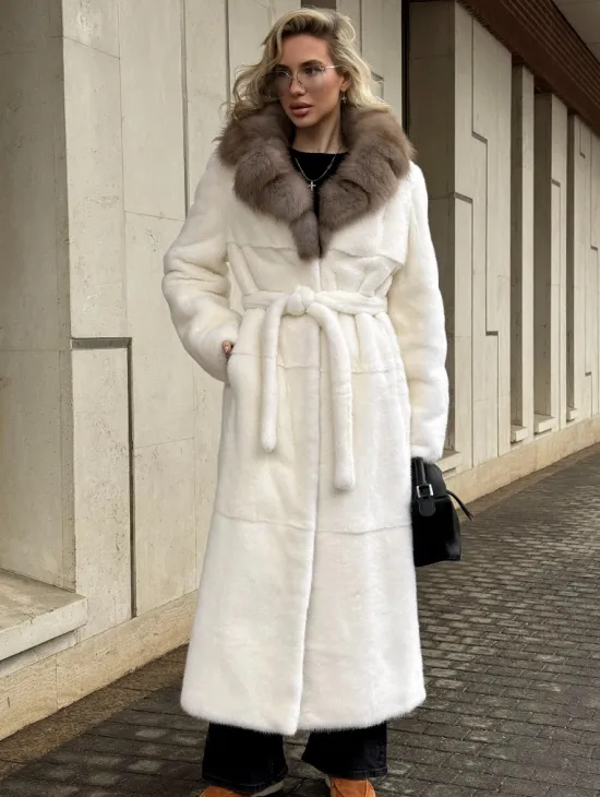 Длинная белая норковая шуба с воротником из меха куницы