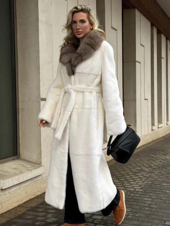 Длинная белая норковая шуба с воротником из меха куницы