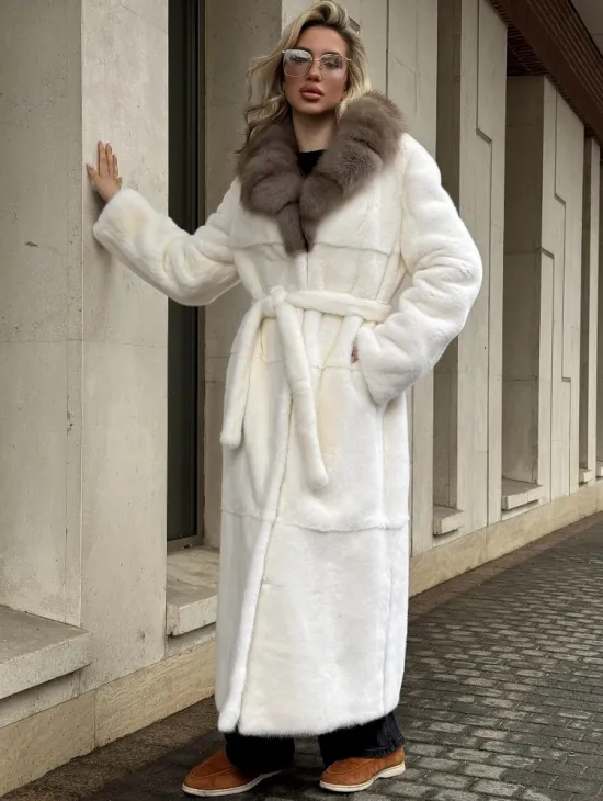 Длинная белая норковая шуба с воротником из меха куницы