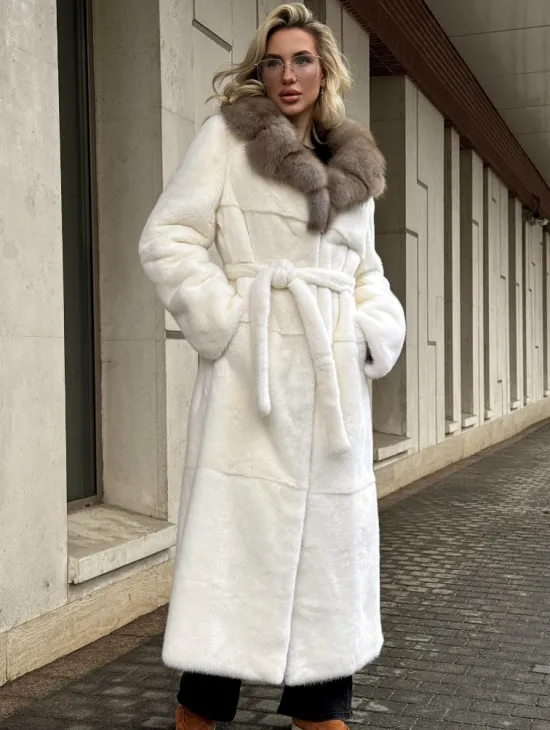 Длинная белая норковая шуба с воротником из меха куницы