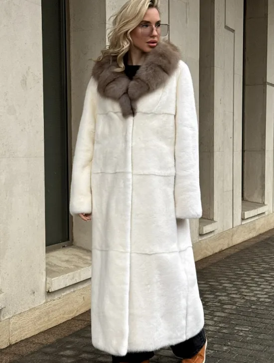 Длинная белая норковая шуба с воротником из меха куницы