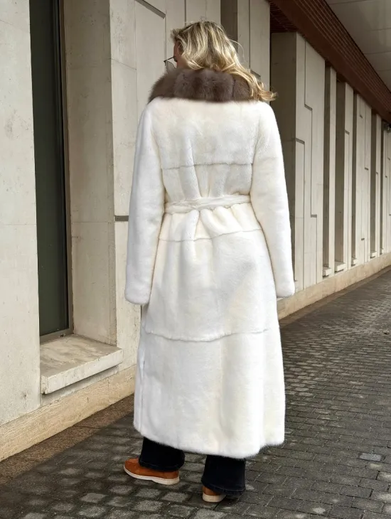 Длинная белая норковая шуба с воротником из меха куницы