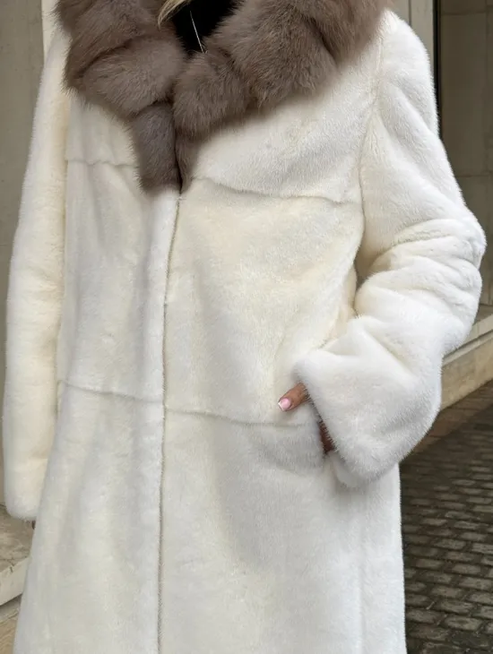 Длинная белая норковая шуба с воротником из меха куницы