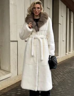 Длинная белая норковая шуба с воротником из меха куницы