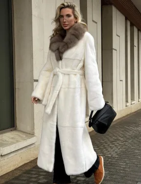 Длинная белая норковая шуба с воротником из меха куницы
