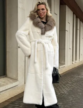 Длинная белая норковая шуба с воротником из меха куницы