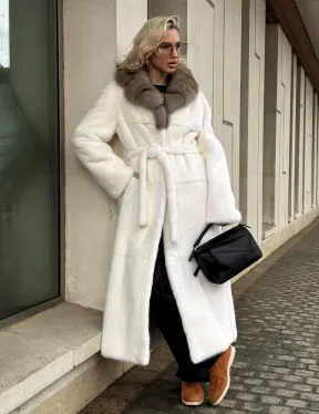Длинная белая норковая шуба с воротником из меха куницы
