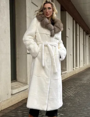 Длинная белая норковая шуба с воротником из меха куницы