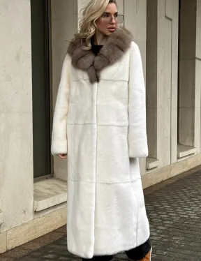 Длинная белая норковая шуба с воротником из меха куницы