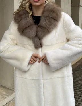 Длинная белая норковая шуба с воротником из меха куницы