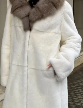 Длинная белая норковая шуба с воротником из меха куницы