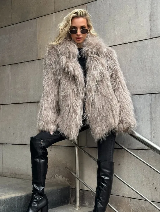 Полушубок из енота с английским воротником